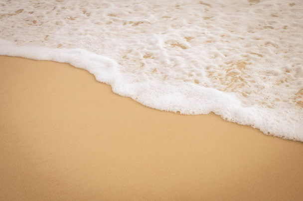 滑らかな波のビーチと砂のテクスチャ背景の領域をコピーします。. - 写真・画像