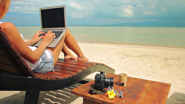 Lady freelancer trabajando en la playa
 - Metraje, vídeo