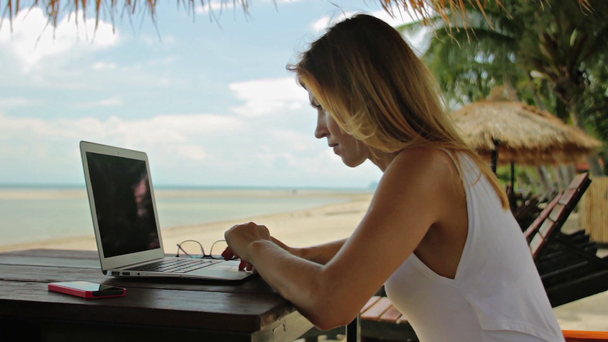 Lady szabadúszóként dolgozik a strandon - Felvétel, videó