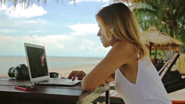 Freiberuflerin arbeitet am Strand - Filmmaterial, Video