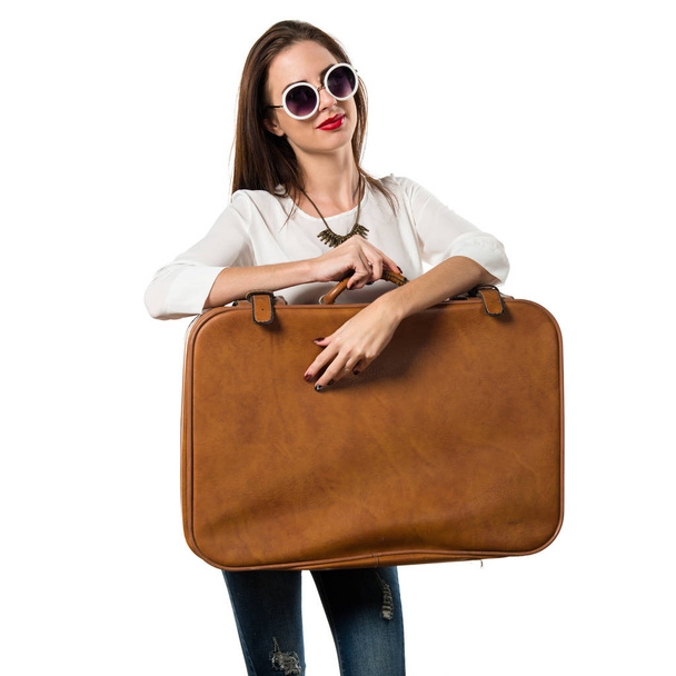 Bununla birlikte güneş gözlüklü bir vintage çanta tutan genç ve güzel kız - Fotoğraf, Görsel
