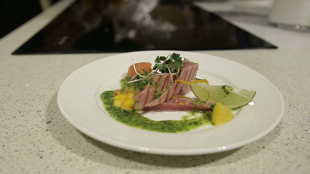A finom díszített élelmiszer tonhal luxus étterem - Felvétel, videó