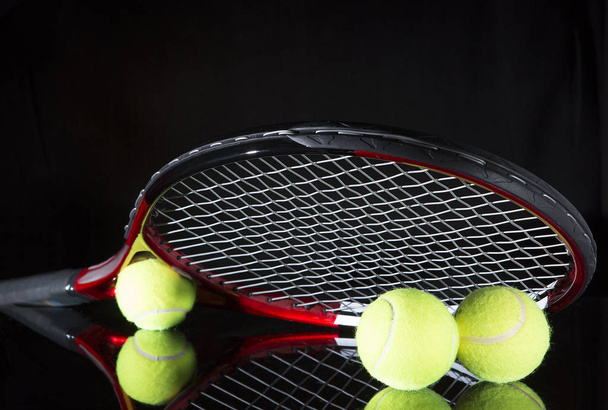 Tennis racket and two balls for playing tennis - Фото, зображення