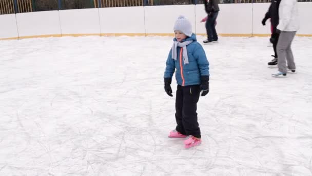 kisfiú, korcsolyázás - Felvétel, videó