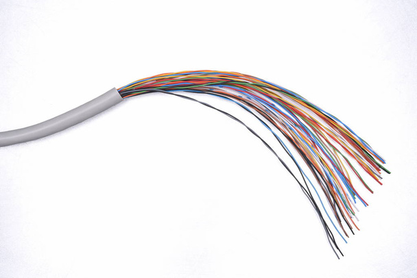 Cable eléctrico sobre fondo metálico gris
 - Foto, Imagen
