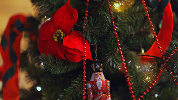 bunte Funkellichter und Bokeh in Defokussierung. Weihnachtsbaumspielzeug, romantische Weihnachten und Neujahr, Urlaub - Filmmaterial, Video