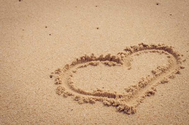 Αντιγράψτε το χώρο του σχήμα καρδιάς σε παραλία με άμμο. Έννοια του ταξιδιού.  - Φωτογραφία, εικόνα