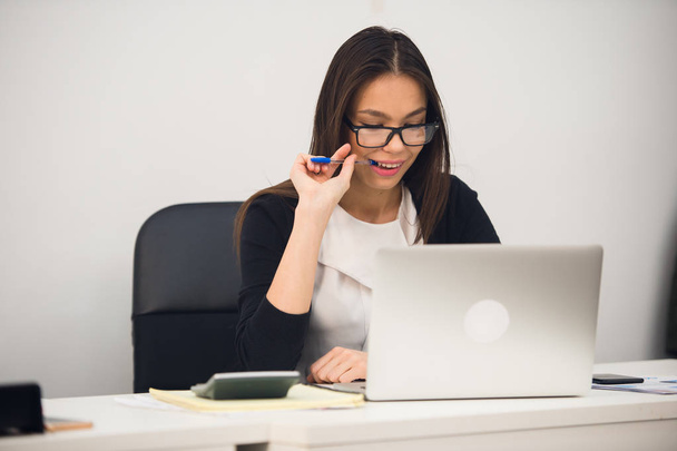 Genç iş kadını ofiste dizüstü laptop ile güzel - Fotoğraf, Görsel