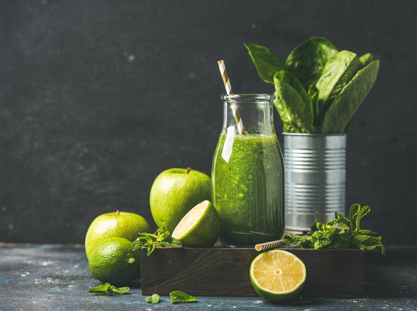 Green smoothie in bottle - Foto, Imagen