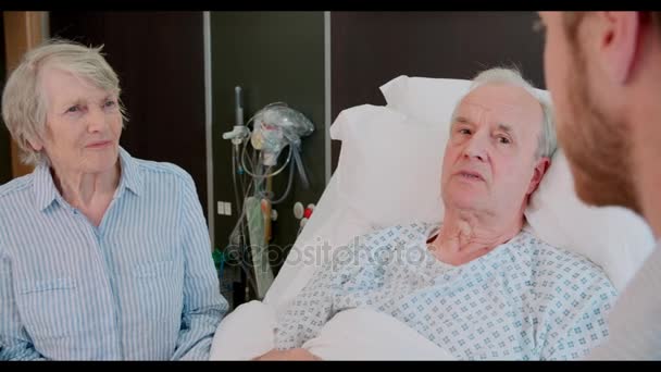 Starszy mężczyzna pacjent i lekarz mówi - Materiał filmowy, wideo