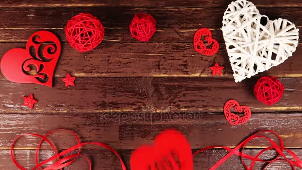 Руки сверху кладет сердце от картона с надписью любви к Дню Святого Валентина на деревянный стол сверху
 - Кадры, видео