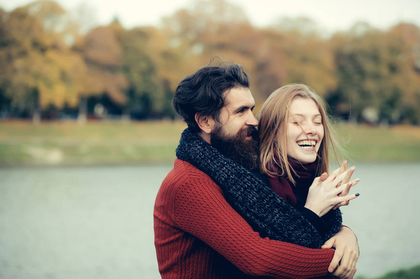 Young couple in autumn park - Foto, Imagem