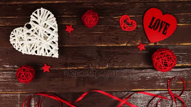 Vista superior jovem colocar caixa de presente em uma mesa de madeira para Dia dos Namorados
 - Filmagem, Vídeo