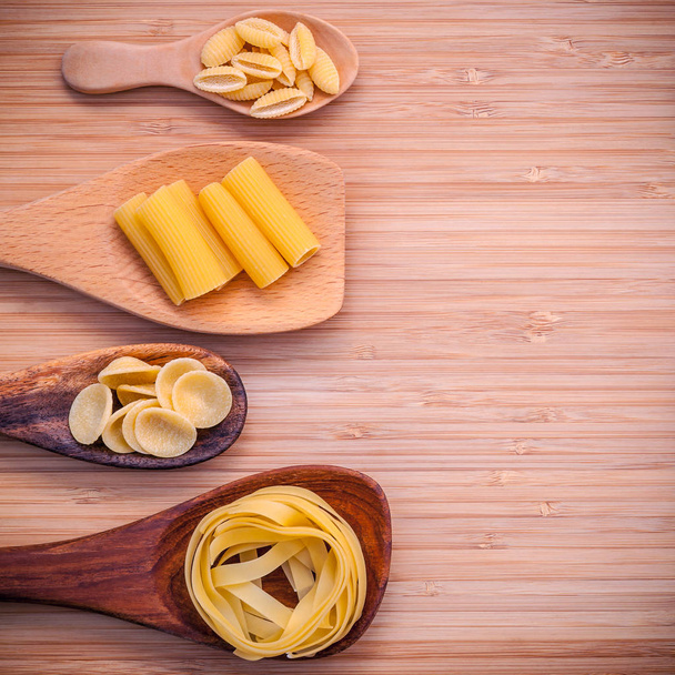 Italiaanse levensmiddelen concept en menu ontwerp. Divers soort Pasta Fe - Foto, afbeelding