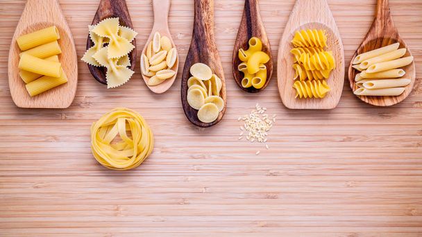italienisches Nahrungsmittelkonzept und Menüdesign. verschiedene Arten von Pasta weit - Foto, Bild