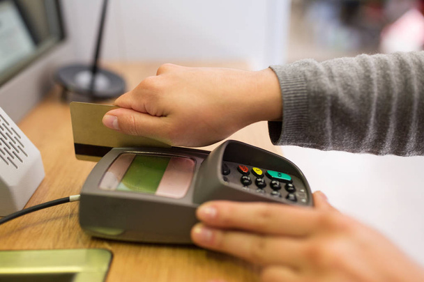 close up of hand inserting bank card to terminal - Foto, Imagem