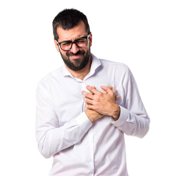 schöner Mann mit Brille mit Herzschmerzen - Foto, Bild
