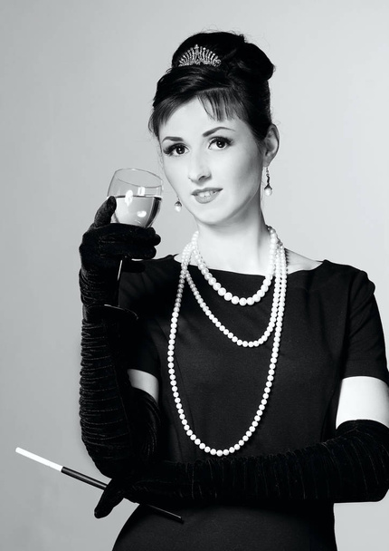 Портрет красивой молодой женщины в ретро стиле с сигаретой
 - Фото, изображение