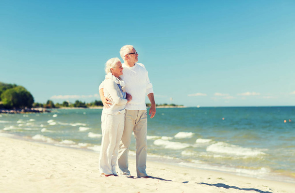 ευτυχισμένο ζευγάρι ανώτερος που αγκαλιάζει την παραλία το καλοκαίρι - Φωτογραφία, εικόνα