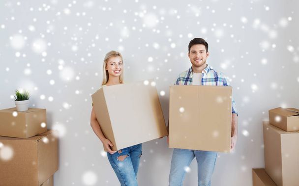 coppia sorridente con grandi scatole trasferirsi in una nuova casa
 - Foto, immagini