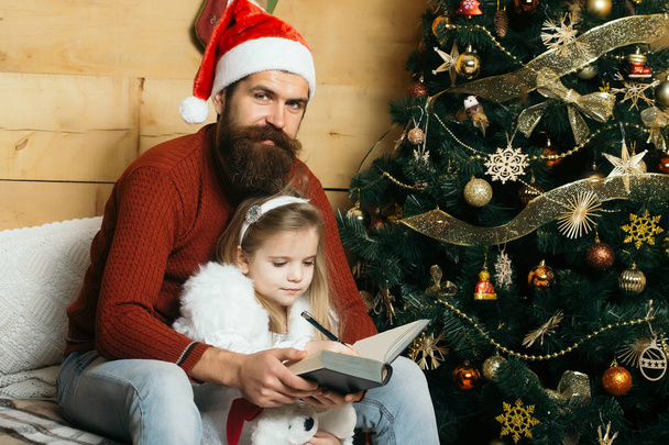 christmas bearded father and girl writting - Φωτογραφία, εικόνα