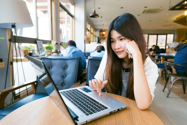 Usmívající se Asijská studentka žena příležitostné procházení Internetu - Fotografie, Obrázek
