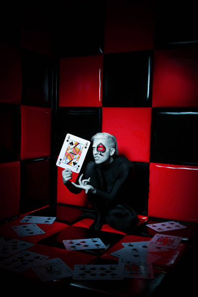 estranho macho com jogar cartas
 - Foto, Imagem