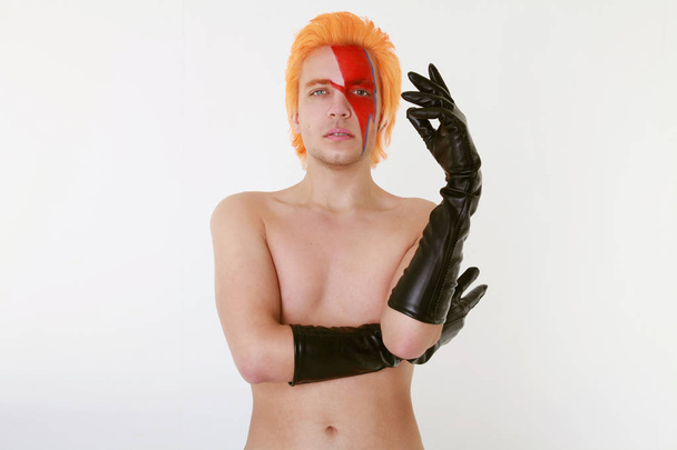 πρόσωπο τέχνης άνθρωπος φορώντας μαύρα δερμάτινα γάντια θέτοντας σε φόντο λευκό στούντιο - Φωτογραφία, εικόνα