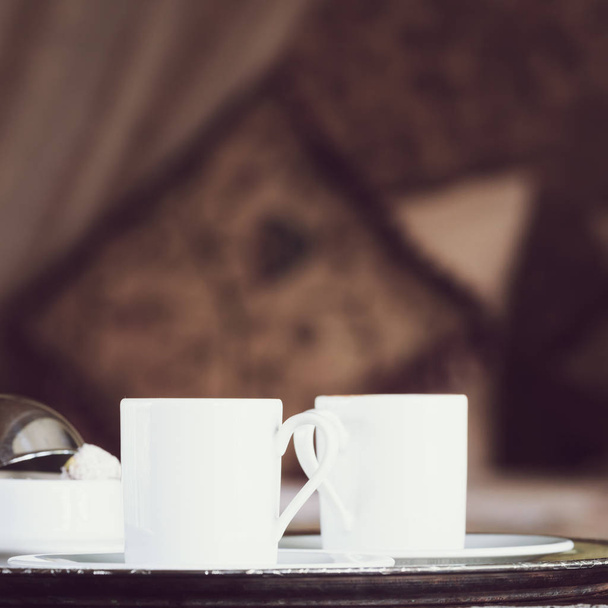 Two turkish coffee cups with oriental canopy bed at the backgrou - Foto, Bild