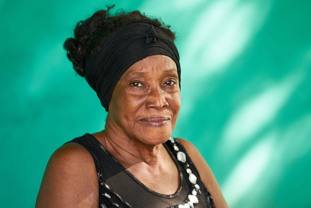 idősebb hölgy fejkendő - Fotó, kép