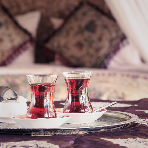 Být dva turecké čajové šálky a turecký med s orientální baldachýnem - Fotografie, Obrázek