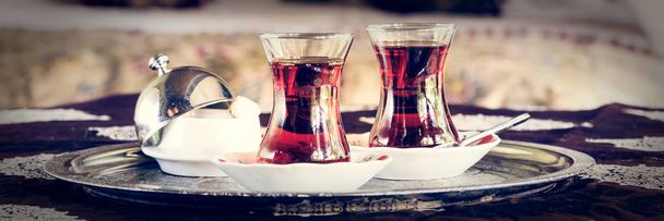 Být dva turecké čajové šálky a turecký med s orientální baldachýnem - Fotografie, Obrázek