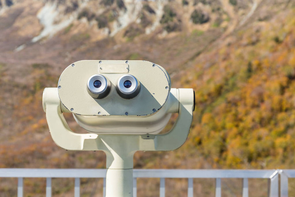 Visor binocular operado por monedas en paisaje natural
 - Foto, imagen