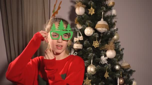 Teen κορίτσι με τα χριστουγεννιάτικα σκηνικά μάσκα - Πλάνα, βίντεο