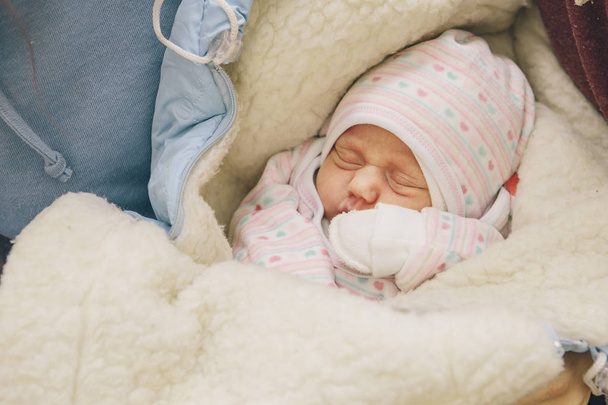 Mało niemowlę noworodka w szpitalu macierzyńskiego na jego ojców - Zdjęcie, obraz