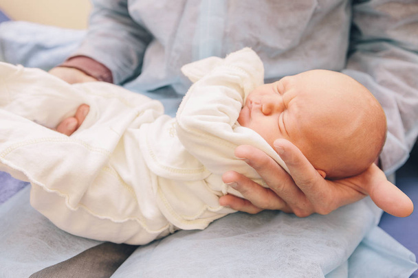 Petit bébé nouveau-né à la maternité sur ses pères
 - Photo, image