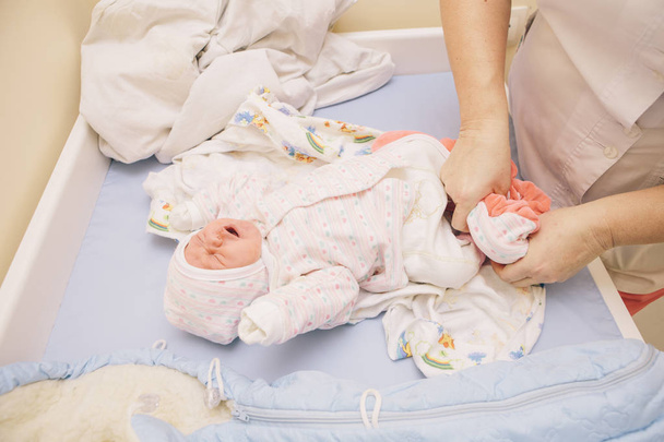 Pequena criança recém-nascida na maternidade em suas mães
 - Foto, Imagem