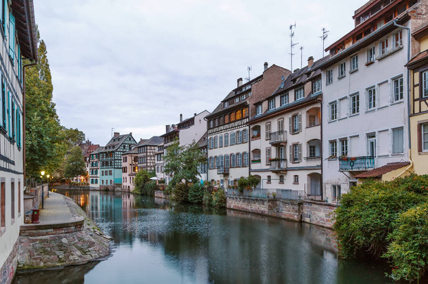 Embankment of the Ill river, Estrasburgo
 - Foto, Imagem