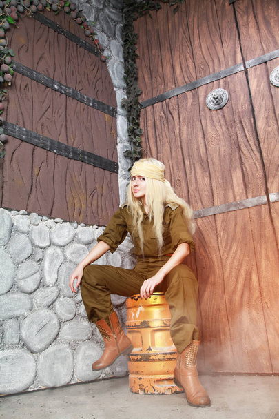 Blondi tyttö sotilaallinen muoti
 - Valokuva, kuva