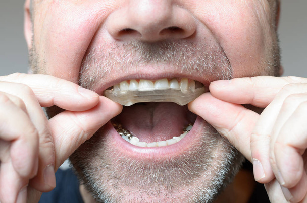 Hombre colocando un plato de mordiscos en su boca
 - Foto, imagen