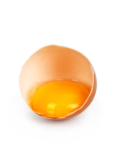 Rozbité vejce izolované na bílém pozadí - Fotografie, Obrázek