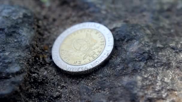 Hledání mincí na ulici - Záběry, video