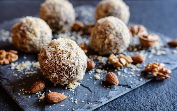 Sladké kuličky s vlašskými ořechy, kakao, mandle - Fotografie, Obrázek