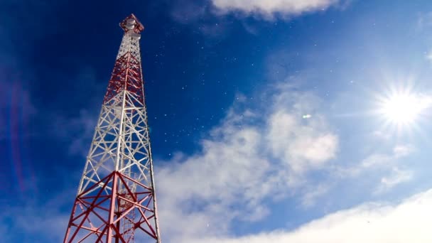 Toren. Tower en sky. wolken en hoogte toren. Telecom zender op lucht en de wolken. - Video