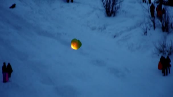 papier ryżowy balon unosi się w zimie - Materiał filmowy, wideo