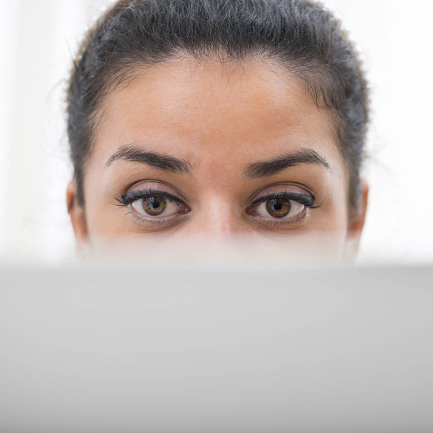 Grande concentrazione negli occhi della donna che lavora davanti al computer
 - Foto, immagini