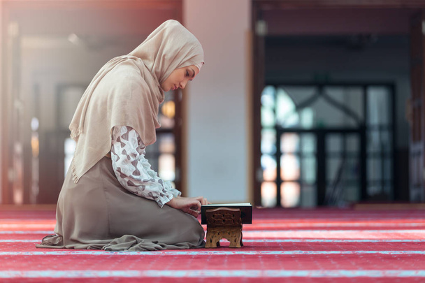 muslim woman reading koran  - Foto, afbeelding