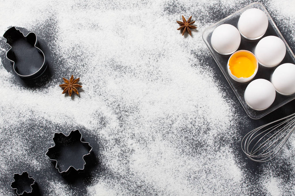 Backgrund mit Eiern, Schneebesen und Ausstechformen - Foto, Bild