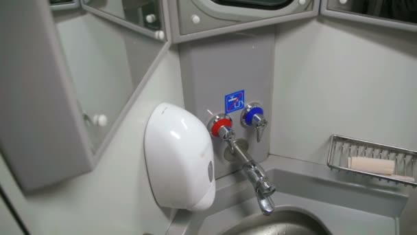 WC en un vagón de tren
 - Metraje, vídeo