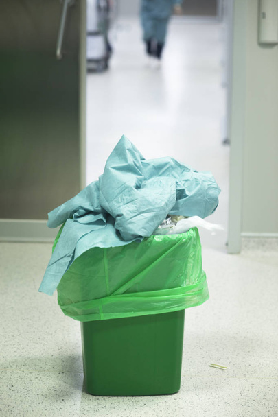 Chirurgie en salle d'opération poubelle
 - Photo, image